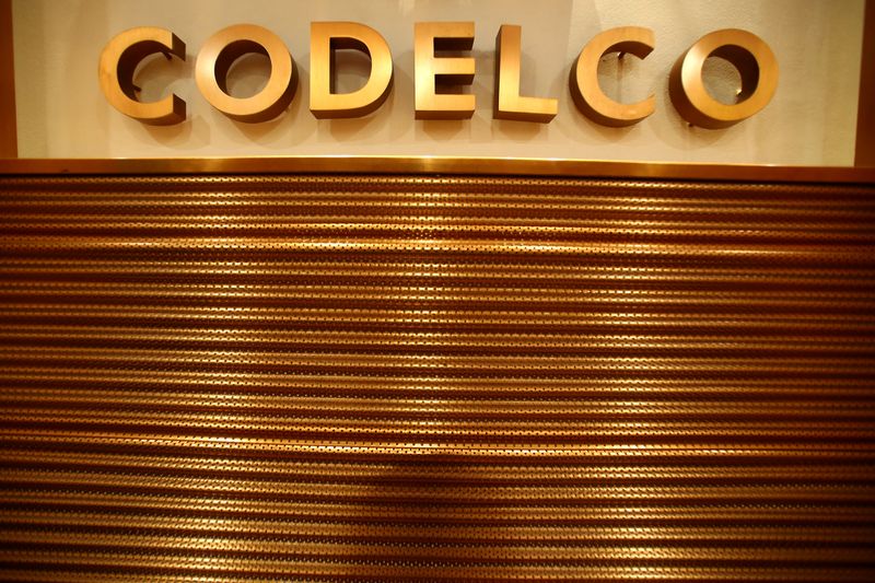 &copy; Reuters. FOTO DE ARCHIVO. El logo de Codelco en su antigua sede en Santiago, Chile. Marzo, 2018. REUTERS/Ivan Alvarado