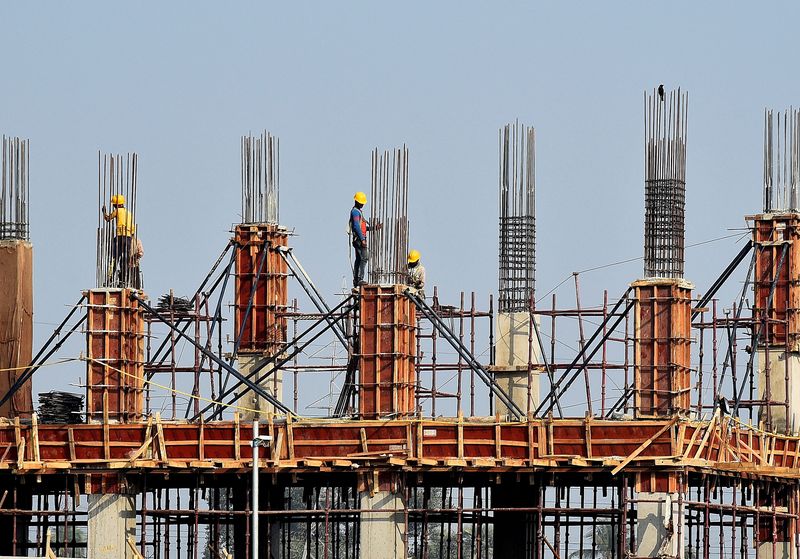 &copy; Reuters. FILE PHOTO: Workers fasten iron rods at the construction site of a commercial building in Kolkata, India, February 1, 2021. REUTERS/Ranita Roy/File Photo