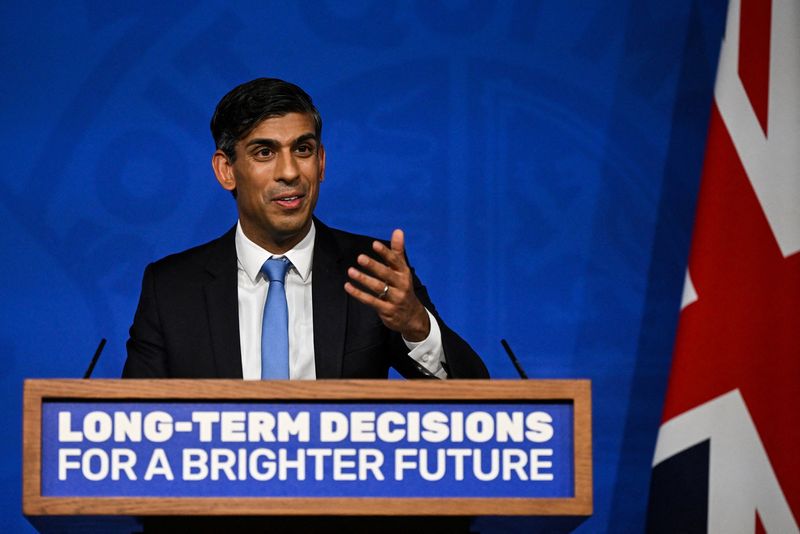 &copy; Reuters. FILE PHOTO: Britain's Prime Minister Rishi Sunak delivers a speech during a press conference on the net zero target, at the Downing Street Briefing Room, in central London, on September 20, 2023. The UK looked set to backtrack on policies aimed at achievi