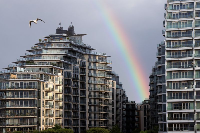 &copy; Reuters. FILE PHOTO: A rainbow is seen over apartments in Wandsworth on the River Thames as UK house prices continue to fall, in London, Britain, August 26, 2023. REUTERS/Kevin Coombs/File Photo