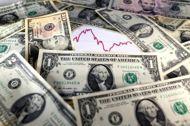 &copy; Reuters. أوراق نقدية من فئة الدولار الأمريكي في صورة توضيحية من أرشيف رويترز.

