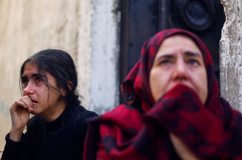 &copy; Reuters. Una niña y una mujer palestinas miran hacia el lugar de un ataque israelí contra una casa, tras expirar una tregua temporal entre Hamás e Israel, en Jan Yunis, en el sur de la Franja de Gaza. 1 de diciembre de 2023. REUTERS/Mohammed Salem