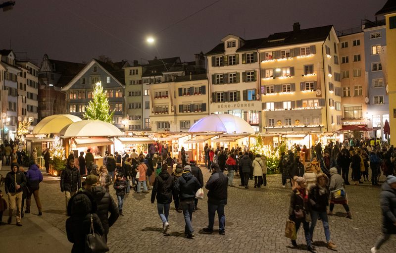 &copy; Reuters. FILE PHOTO: People walk at the Christmas market at the Muensterhof square in Zurich, Switzerland, December 3, 2022. REUTERS/Arnd Wiegmann/File Photo