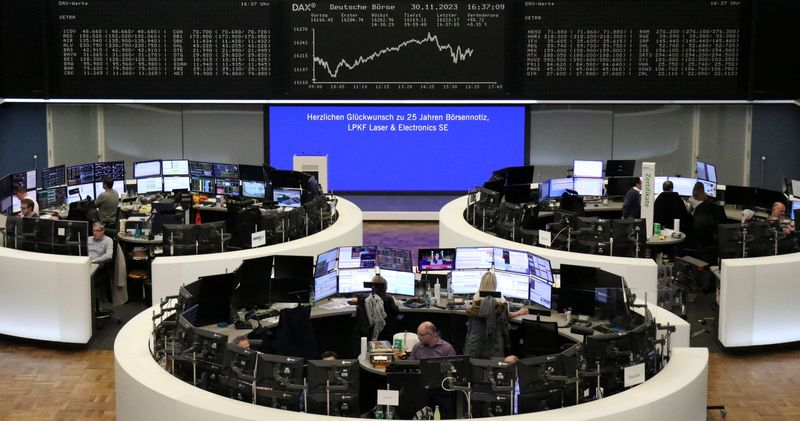 © Reuters. FILE PHOTO: The German share price index DAX graph is pictured at the stock exchange in Frankfurt, Germany, November 30, 2023.    REUTERS/Staff/File Photo
