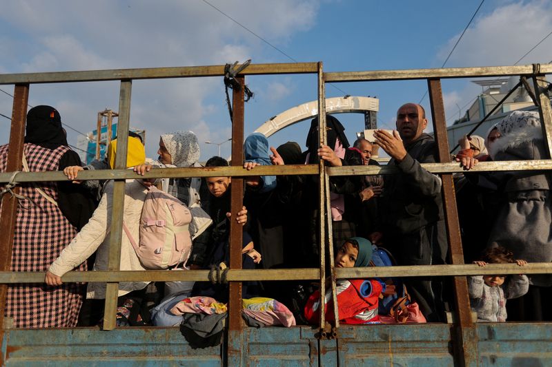 &copy; Reuters. Cittadini palestinesi in fuga dopo la fine del cessate il fuoco tra Hamas e Israele nella striscia di Gaza. REUTERS/Ibraheem Abu Mustafa  