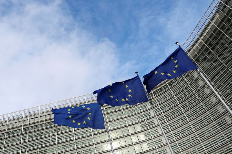 &copy; Reuters. Bandiere dell'Unione europea davanti la sede di Bruxelles. REUTERS/Yves Herman