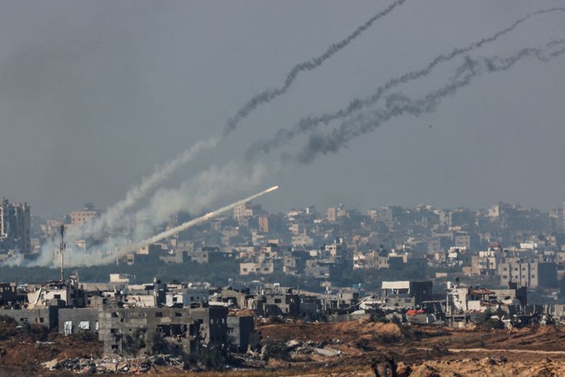 © Reuters. 　　１２月１日、  イスラエル軍はパレスチナ自治区ガザでイスラム組織ハマスとの戦闘を再開したと表明した。写真は同日、ガザからイスラエルに向けて放たれるロケット（２０２３年　ロイター/Amir Cohen）