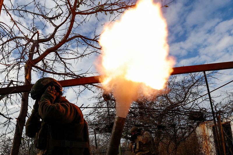 &copy; Reuters. Members of Ukraine's National Guard Omega Special Purpose unit fire a mortar toward Russian troops in the front line town of Avdiivka, amid Russia's attack on Ukraine, in Donetsk region, Ukraine November 8, 2023. Radio Free Europe/Radio Liberty/Serhii Nuz