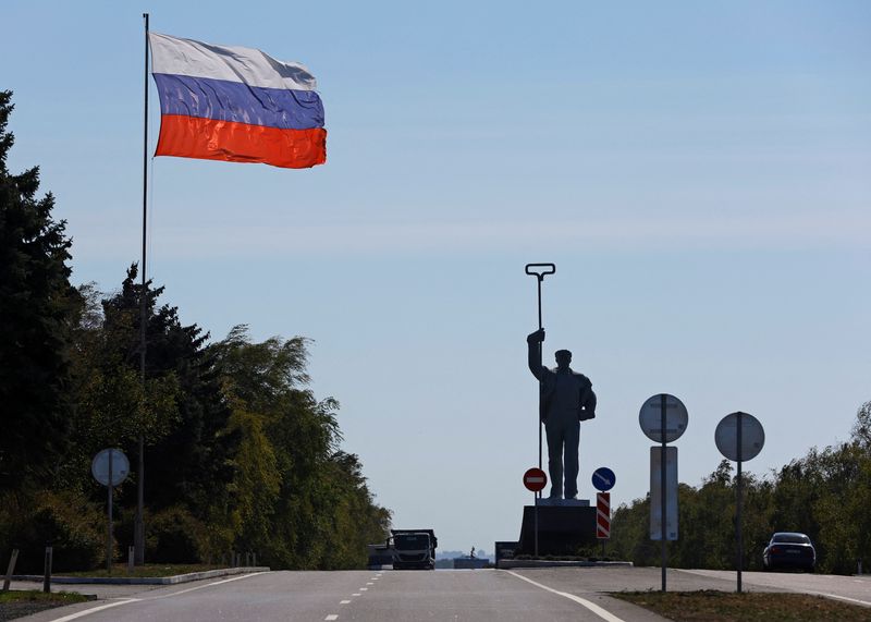 &copy; Reuters. Un drapeau russe, vu à Marioupol. /Photo prise le 28 septembre 2023/REUTERS/Alexander Ermochenko