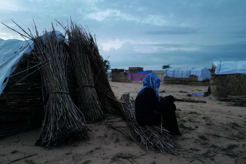 &copy; Reuters. فتاة سودانية 19 عاما تجلس خارج ملجأ مؤقت في أدري بتشاد يوم الأول من أغسطس آب 2023. تصوير: زهرة بن سمرة - رويترز.