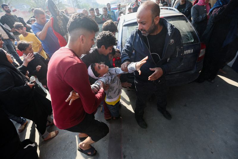 &copy; Reuters. فلسطينيون يهرعون بطفل إلى مستشفى بعد غارة إسرائيلية تلت انتهاء هدنة مؤقتة بين إسرائيل وحركة المقاومة الإسلامية الفلسطينية (حماس) في مستشفى 