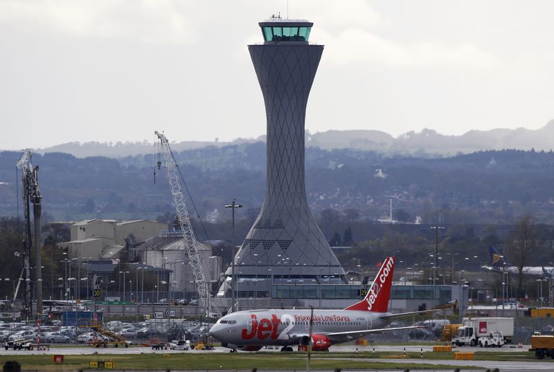 &copy; Reuters. Un aereo passa davanti alla torre di controllo dell'aeroporto di Edimburgo, in Scozia, il 23 aprile 2012.  REUTERS/David Moir/Foto d'archivio