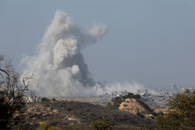 &copy; Reuters. El humo se eleva sobre el norte de Gaza tras los ataques aéreos israelíes, después de que expirara una tregua temporal entre Israel y el grupo islamista palestino Hamás, visto desde la frontera de Israel con Gaza en el sur de Israel, el 1 de diciembre