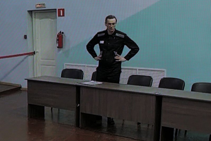 &copy; Reuters. FOTO DE ARCHIVO: El político opositor ruso Alexéi Navalni en una pantalla a través de enlace de vídeo antes de una audiencia externa del Tribunal de la ciudad de Moscú, en la colonia penal IK-6 en Melekhovo en la región de Vladimir, Rusia. 4 de agos