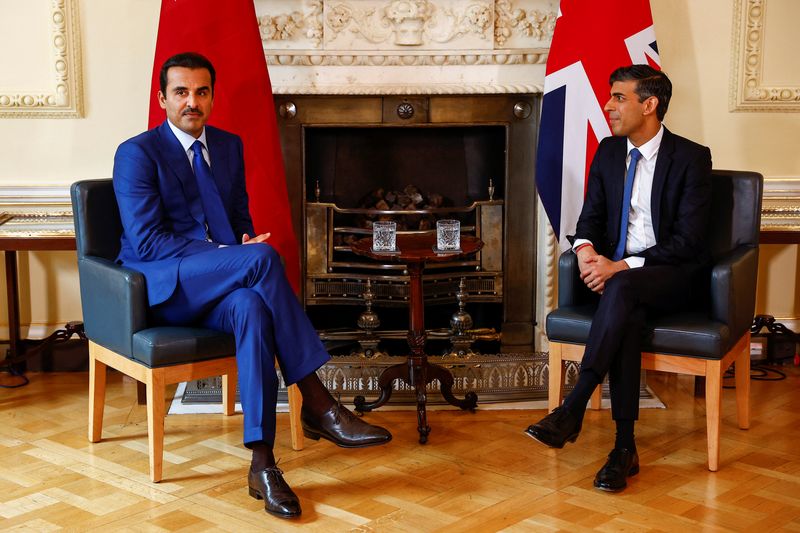 © Reuters. رئيس الوزراء البريطاني ريشي سوناك يلتقي بأمير قطر الشيخ تميم بن حمد آل ثاني في لندن يوم العاشر من مايو أيار 2023. صورة لرويترز من ممثل لوكالات الأنباء.
