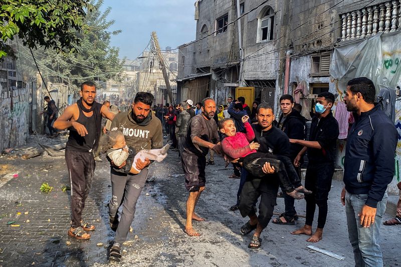 &copy; Reuters. Palestinos cargan con niños heridos tras un ataque israelí contra una casa, después de que expiro una tregua  entre Hamás e Israel, en Rafah, en el sur de la Franja de Gaza. 1 de diciembre de 2023. REUTERS/Hatem Khaled