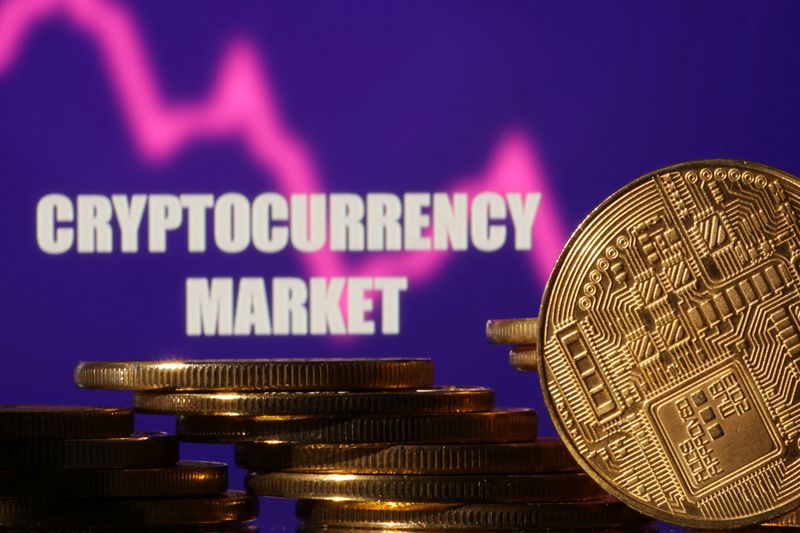 &copy; Reuters. FILE PHOTO: Representations of cryptocurrencies are seen in front of displayed words "Cryptocurrency market" and decreasing stock graph in this illustration taken November 10, 2022. REUTERS/Dado Ruvic/Illustration/File Photo