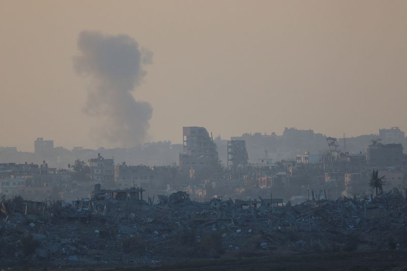 © Reuters. دخان يتصاعد فوق غزة بعد غارة إسرائيلية بعد انتهاء الهدنة المؤقتة بين إسرائيل وحركة حماس كما يبدو من جنوب إسرائيل يوم الجمعة23. تصوير: ألكسندر إيرموشينكو - رويترز