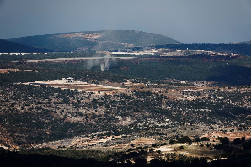 &copy; Reuters. دخان يتصاعد على الجانب اللبناني من الحدود بين إسرائيل ولبنان في شمال إسرائيل يوم 18 نوفمبر تشرين الثاني 2023. تصوير: إيفلين هوكستين - رويترز.