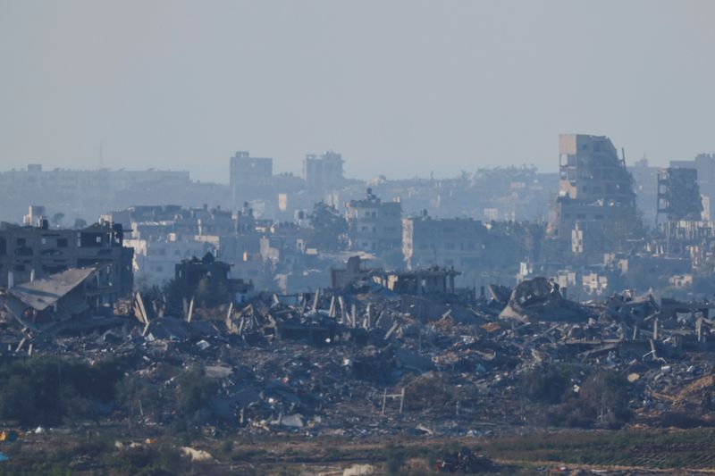 © Reuters. مبان مدمرة في شمال قطاع غزة كما شوهدت من سديرويت جنوب إسرائيل يوم الخميس. تصوير: ألكسندر إيرموشينكو - رويترز. 