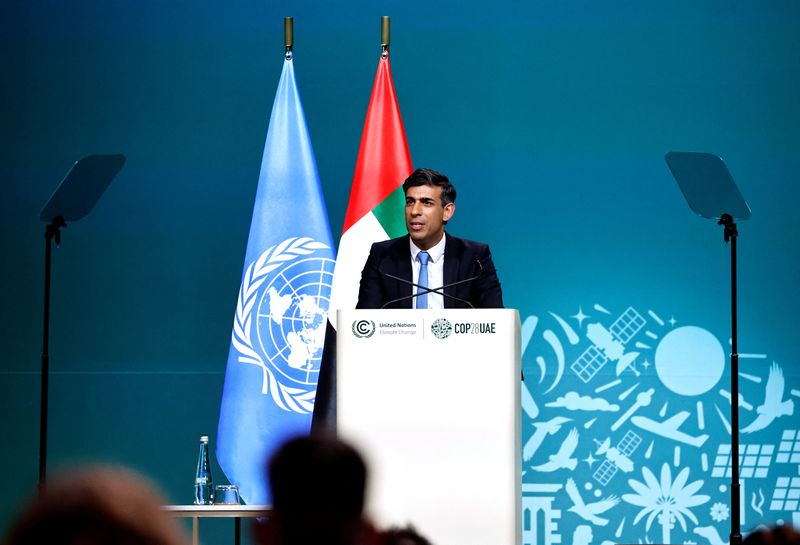 &copy; Reuters. Le Premier ministre britannique Rishi Sunak prononce un discous lors du Sommet mondial d'action pour le climat à Dubaï. /Photo prise le 1er décembre 2023/REUTERS/Thaier Al Soudani