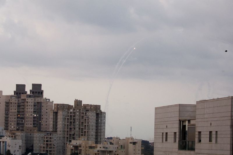 &copy; Reuters. القبة الحديدية الإسرائيلية المضادة للصواريخ تعترض صواريخ أُطلقت من قطاع غزة مثلما شوهدت من مدينة عسقلان بإسرائيل يوم الجمعة. تصوير: عامير ك