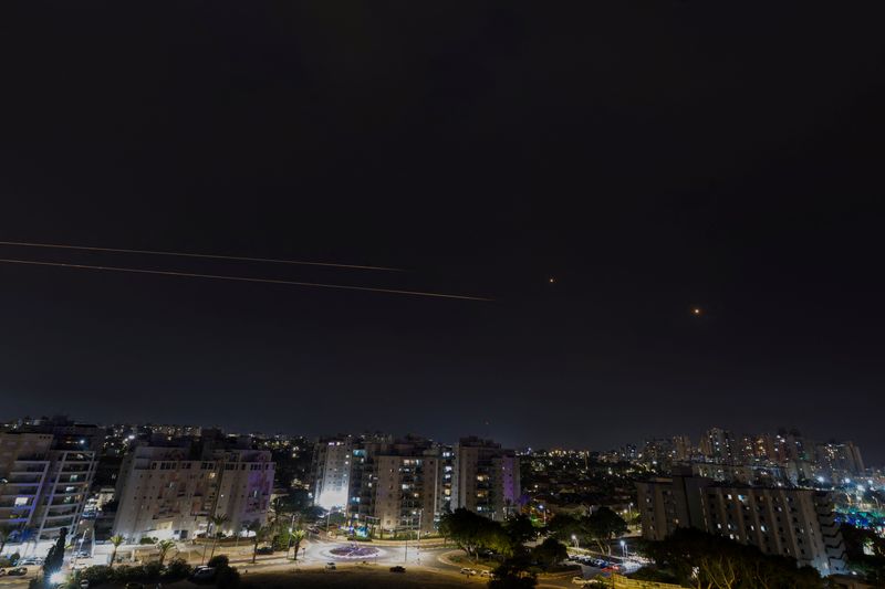 &copy; Reuters. نظام القبة الحديدية الإسرائيلي المضاد للصواريخ يعترض صواريخ أطلقت من قطاع غزة باتجاه إسرائيل كما يبدو من عسقلان في جنوب إسرائيل يوم 27 أكتوب