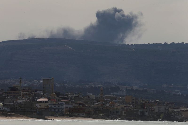&copy; Reuters. دخان يتصاعد على الجانب اللبناني بالقرب من الحدود مع إسرائيل كما يبدو من صور جنوب لبنان يوم 22 نوفمبر تشرين الثاني 2023. تصوير: علاء المرجاني - رو