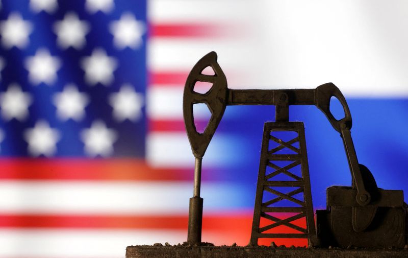 © Reuters. Oil pump jack is seen in front of displayed U.S. and Russian flags in this illustration taken, October 8, 2023. REUTERS/Dado Ruvic/Illustration/File Photo