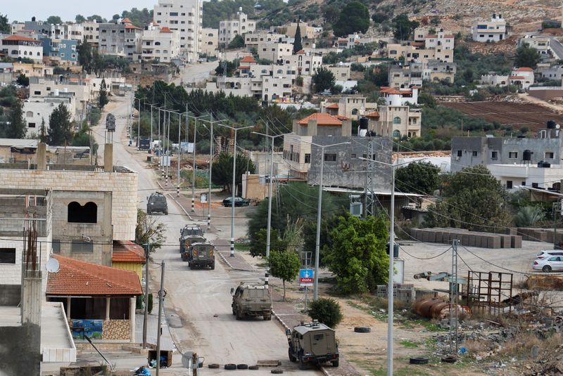 &copy; Reuters. مركبات عسكرية إسرائيلية تناور على طريق خلال مداهمة في طوباس بالضفة الغربية المحتلة يوم 28 نوفمبر تشرين الثاني 2023. تصوير: رنين صوافطة - رويترز.