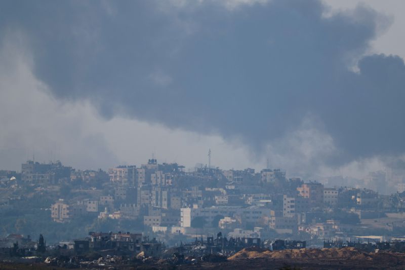 &copy; Reuters. دخان يتصاعد فوق غزة بعد غارة إسرائيلية بعد انتهاء الهدنة المؤقتة بين إسرائيل وحركة حماس كما يبدو من جنوب إسرائيل يوم الجمعة. تصوير: ألكسندر 