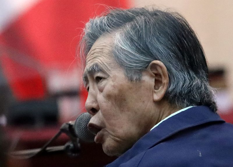 &copy; Reuters. FOTO DE ARCHIVO-El expresidente de Perú Alberto Fujimori asiste a un juicio como testigo en la base naval de Callao, Perú. 15 de marzo de 2018. Imagen tomada a través de una ventana. REUTERS/Mariana Bazo 