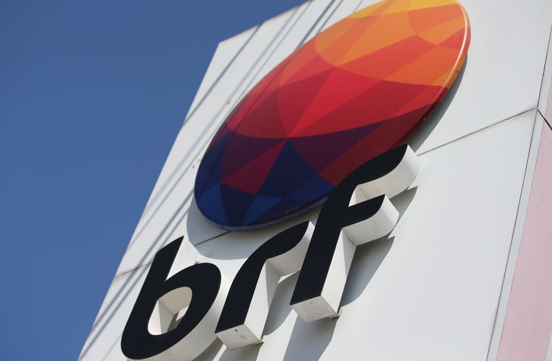 &copy; Reuters. FOTO DE ARCHIVO: Logo de BRF en la fachada de una de sus sedes en Brasil. REUTERS/Rodolfo Buhrer
