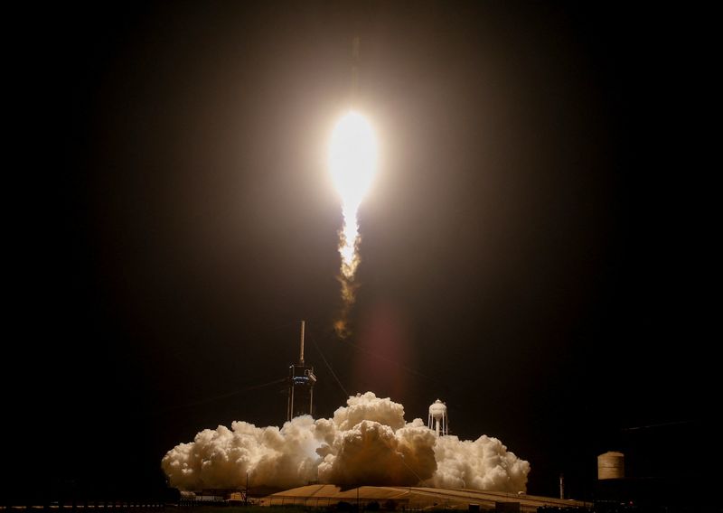 &copy; Reuters. FOTO DE ARCHIVO: Un cohete Falcon 9 despega en la misión SpaceX Crew-7 de la NASA, llevando a cuatro tripulantes a la Estación Espacial Internacional (ISS), desde el Centro Espacial Kennedy en Cabo Cañaveral, Florida, Estados Unidos. 26 de agosto de 20