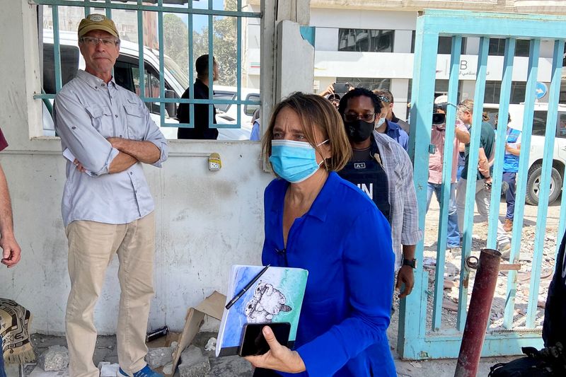 &copy; Reuters. لين هاستينجز مسؤولة تنسيق الشؤون الإنسانية في قطاع غزة والضفة الغربية خلال زيارة لمدينة غزة. صورة من أرشيف رويترز.