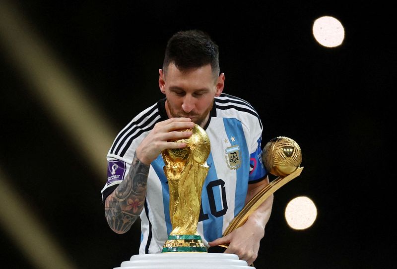 &copy; Reuters. ليونيل ميسي لاعب الأرجنتين يقبل كأس العالم لكرة القدم بعد فوز بلاده بالبطولة المقامة بقطر يوم 18 ديسمبر كانون الأول2022. تصوير: كاي فافنباخ - رو