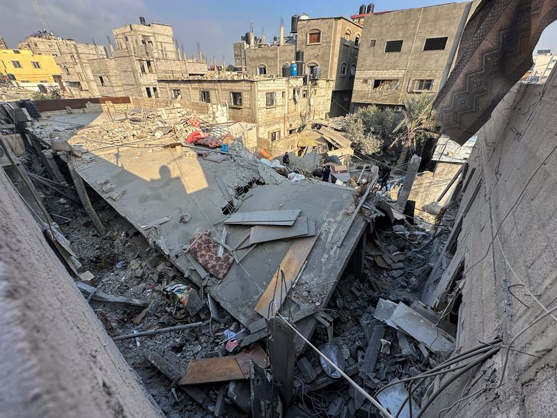 &copy; Reuters. Una casa destruida en un ataque israelí yace en ruinas tras expirar una tregua temporal entre Hamás e Israel, en Khan Younis, en el sur de la Franja de Gaza, 1 de diciembre de 2023. REUTERS/Fadi Shana