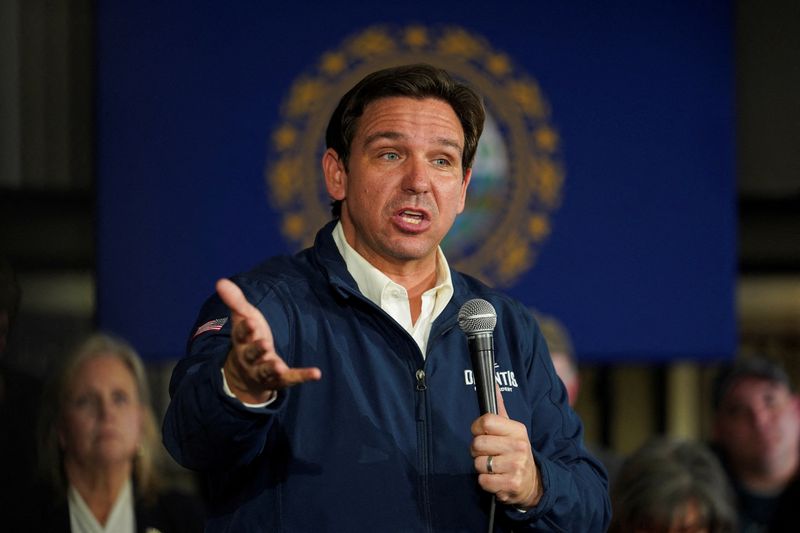 © Reuters. FILE PHOTO: Republican presidential candidate and Florida Governor Ron DeSantis speaks at a Never Back Down campaign event in Keene, New Hampshire, U.S., on November 21, 2023. REUTERS/Sophie Park/File Photo