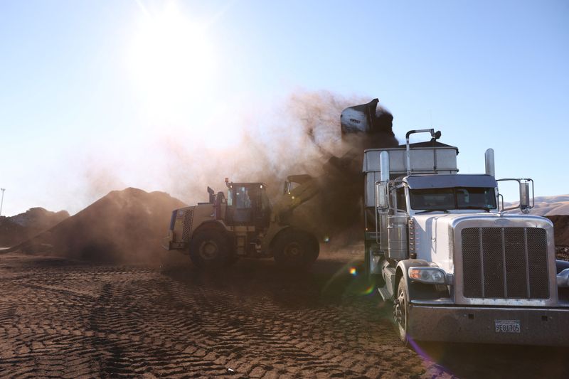 &copy; Reuters. FILE PHOTO: Fresh compost made from food scraps and green waste is loaded onto a truck before being sent to a farm at Recology Blossom Valley Organics North near Vernalis, California, U.S., November 10, 2022.  REUTERS/Brittany Hosea-Small/File Photo