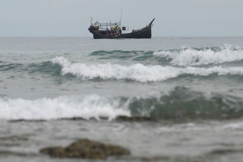 &copy; Reuters. قارب خشبي يحمل مسلمين من  الروهينجا قبالة الساحل في جزيرة سابانج في إندونيسيا يوم 22 نوفمبر تشرين الثاني 2023.  ريسكا مونوارا - رويترز.