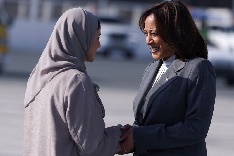 © Reuters. Minister of State for Advanced Technology of the United Arab Emirates Sarah bint Yousef Al Amiri welcomes U.S. Vice President Kamala Harris as she arrives to attend the United Nations Climate Change Conference (COP28) in Dubai, United Arab Emirates, December 2, 2023. REUTERS/Amr Alfiky