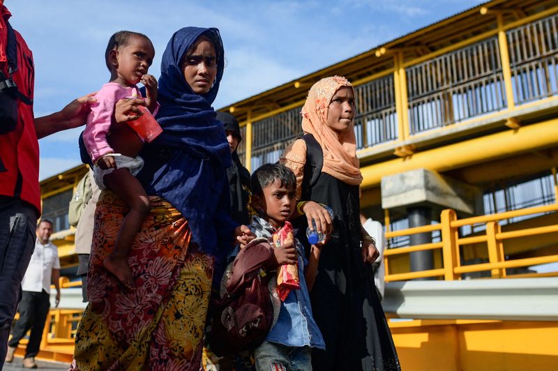 &copy; Reuters. Des musulmans rohingyas sont transportés vers un abri temporaire, après leur arrivée à Sabang, province d'Aceh, en Indonésie. /Photo prise le 22 novembre 2023/REUTERS/Riska Munawarah