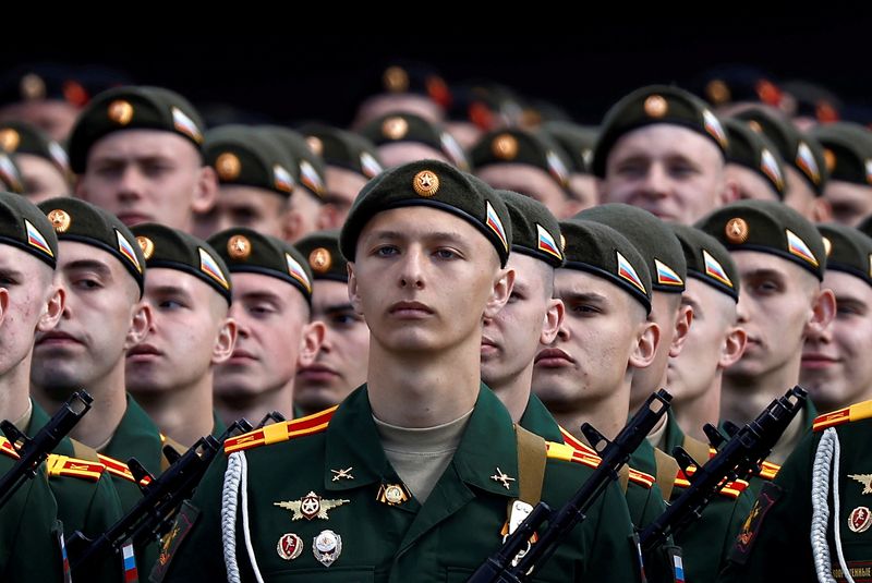 &copy; Reuters. 　ロシア大統領府は１日、プーチン大統領が軍の最大兵員数を１７万人増やす大統領令に署名したと発表した。写真はパレードのリハーサルをするロシア兵たち。２０２１年５月撮影（２０
