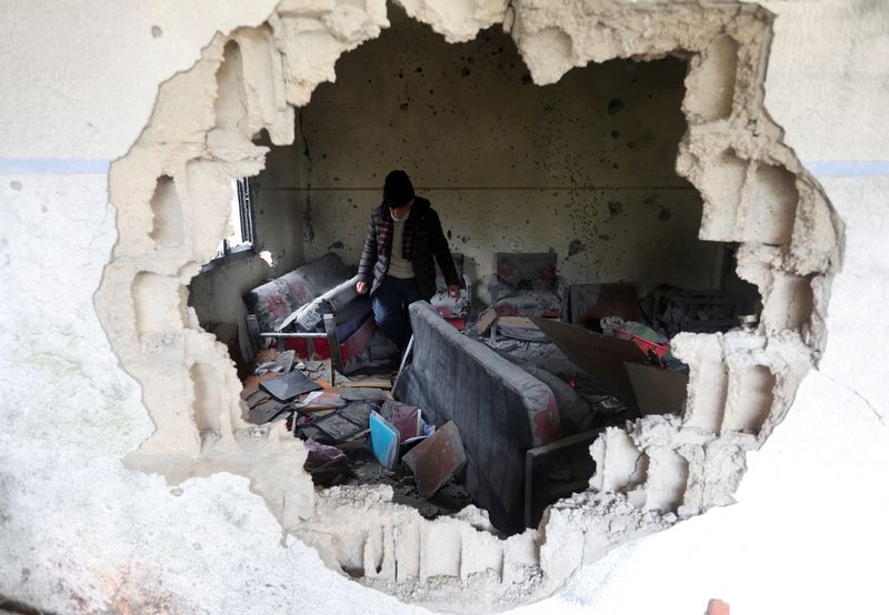 &copy; Reuters. Une maison endommagée lors des bombardements israéliens, dans le village de Mhaibib, près de la frontière avec Israël, au sud du Liban. /Photo prise le 28 novembre 2023/REUTERS/Aziz Taher