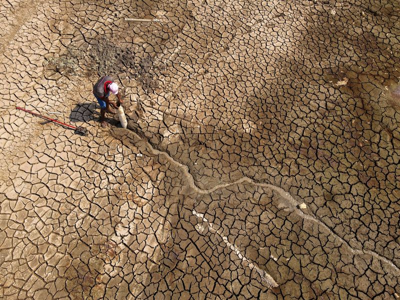 &copy; Reuters. Ivalmir Silva procura água em Lago do Puraquequara, que foi atingido pela seca, em Manaus  
06/10/2023
REUTERS/Bruno Kelly