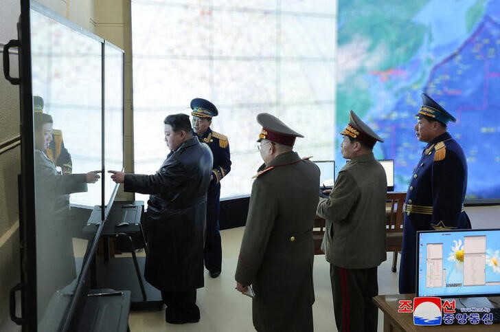 &copy; Reuters. El líder norcoreano, Kim Jong Un, visita la sede de la Fuerza Aérea de su país en conmemoracón del Día de la Aviación en Corea del Norte. Imagen entregada el 1 diciembre 2023. KCNA vía Reuters. ATENCIÓN EDITORES - ESTA IMAGEN FUE ENTREGADA POR UNA