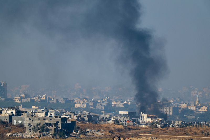 &copy; Reuters. أعمدة من الدخان المتصاعد في سماء قطاع غزة فضلا عن المباني المدمرة بعد انتهاء هدنة مؤقتة بين إسرائيل وحركة المقاومة الإسلامية الفلسطينية (حم