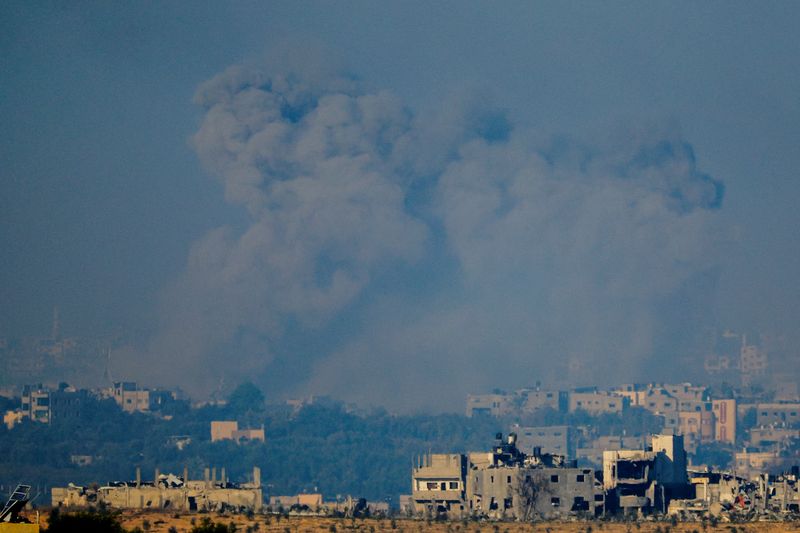 © Reuters. Smoke rises after an Israeli airstrike in Gaza, after a temporary truce between Israel and the Palestinian Islamist group Hamas expired, as seen from southern Israel, December 2, 2023. REUTERS/Alexander Ermochenko