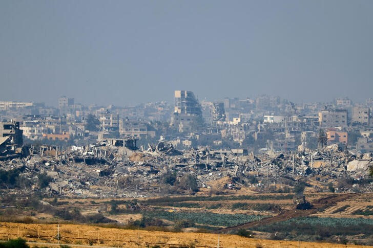 &copy; Reuters. Imagen general de edificios destruidos en Gaza vistos desde el sur de Israel. 2 diciembre 2023. REUTERS/Alexander Ermochenko