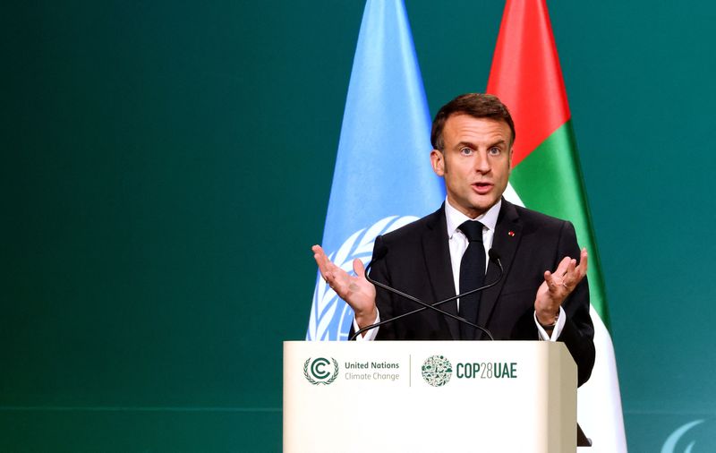 &copy; Reuters. الرئيس الفرنسي إيمانويل ماكرون يلقي خطابا في قمة الأمم المتحدة المعنية بتغير المناخ كوب28 في دبي يوم الجمعة. تصوير: ثائر السوداني - رويترز.  